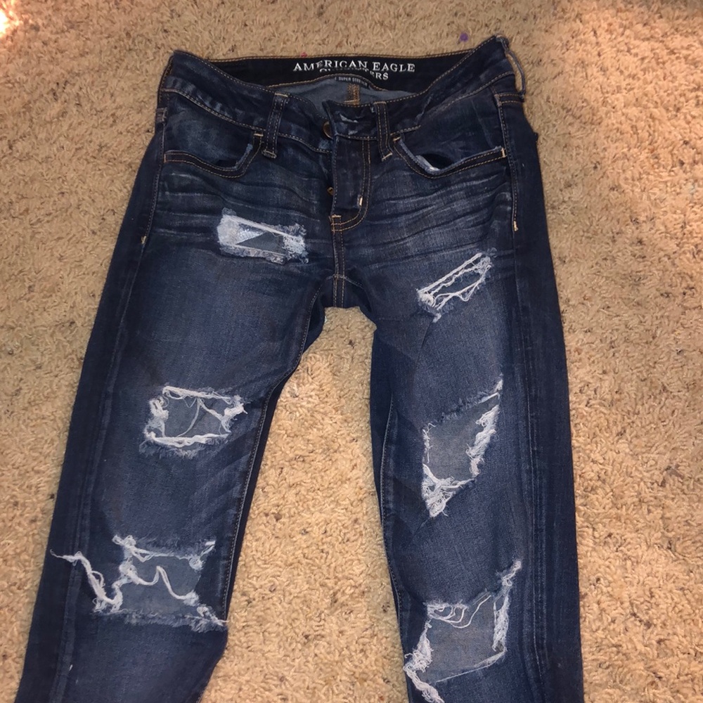 AMERICAN EAGLE RIPPED JEANS